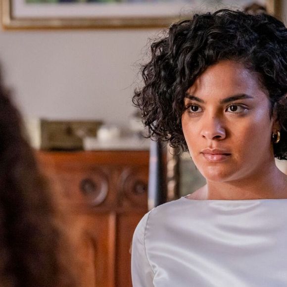 Maria de Fátima (Bella Campos) encara Raquel (Taís Araújo) antes de seu casamento em 'Vale Tudo'