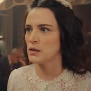 Maria (Bianca Bin) sofre acidente de carro provocado por Zulma (Heloisa Perissé) na novela Êta Mundo Melhor na semana de 07 a 12 de julho