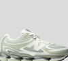 As novas New Balance ABZORB 2000 ganham destaque na temporada com uma tonalidade verde-clara inspirada no sorvete de matcha, trazendo uma leitura delicada e atual para o visual retrô dos modelos de corrida dos anos 2000