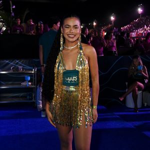 No ar em 'Três Graças', Alana Cabral não dispensou o dourado em seu look verde na Sapucaí
