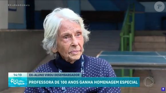 Aracy de Teixeira Lyra faz fisioterapia e hidroginástica, além de trabalhar três vezes por semana - foto traz diretora, hoje com 101 anos, quando havia passado dos 100