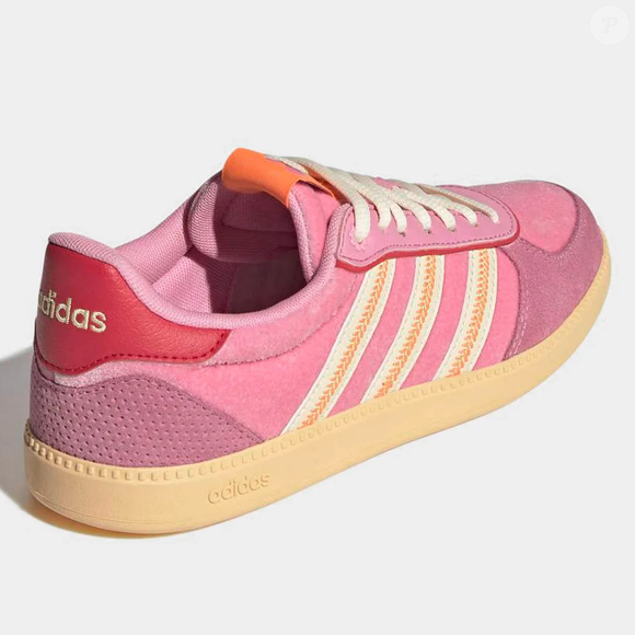 O rosa, antes considerado uma escolha polêmica por muitos homens, ganha uma nova interpretação em 2026. Inspirado pela tendência vista nos gramados da Copa, o Adidas Breaknet Sleek prova que a cor pode ser sofisticada, moderna e extremamente fácil de combinar