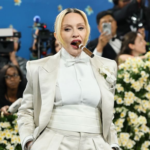 Com look Tom Ford e charuto aceso, Madonna reafirma seu reinado no Met Gala 2025 e vira um dos maiores destaques da noite