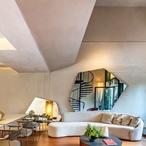 Ao todo, a propriedade tem 463 m² e foi construída no estilo brutalista
