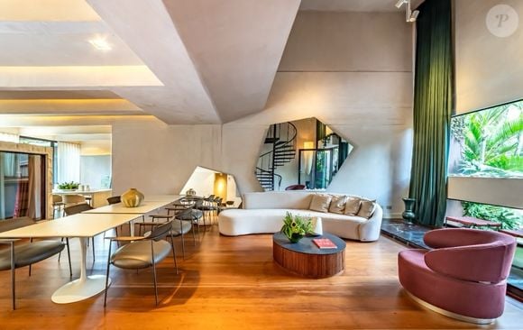 Ao todo, a propriedade tem 463 m² e foi construída no estilo brutalista