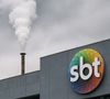 Imagem criada por internautas na web mostra o SBT com uma fumaça branca saindo dos estúdios.