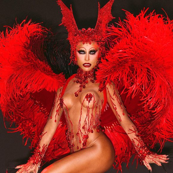 Fantasia de Sabrina Sato na Vila Isabel tem asas e orelhas características dos vampiros