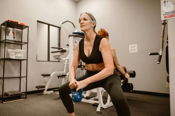 Segundo a especialista fitness Caroline Idiens, é necessário adaptar os movimentos, priorizar exercícios de força funcional e proteger as articulações