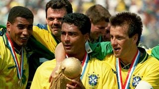 6,1 kg de ouro 18k maciço, criada por escultor de Milão e Alemanha mais presente que o Brasil: 7 fatos surpreendentes sobre a Taça da Copa do Mundo que muito fã de futebol não conhece