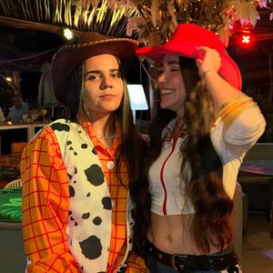 Nesta foto ao lado da noiva Maria Venture, o corpo de Yasmin Santos roubou a cena