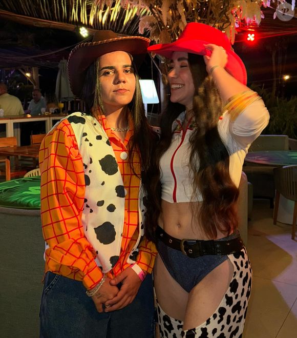 Nesta foto ao lado da noiva Maria Venture, o corpo de Yasmin Santos roubou a cena