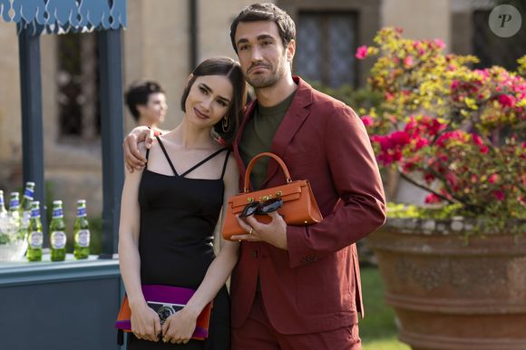 Emily começa a temporada namorando com Marcello, com quem levava uma vida de negócios na Itália