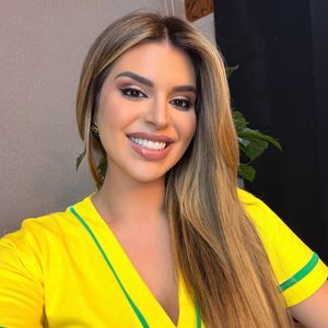Mônica Fonseca - jornalista e apresentadora: Jornalista, Mônica Fonseca ganhou projeção nacional ao comandar o Link Podcast, da Record. Em 2026, deixou a emissora e chegou a rebater publicamente declarações de Luiz Bacci sobre sua saída