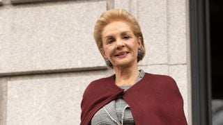 Aos 87 anos, Carolina Herrera escolhe salto alto para desfile de sua marca e viraliza por mobilidade e autonomia: 'Vou malhar e fazer pilates a vida toda pra ser assim'
