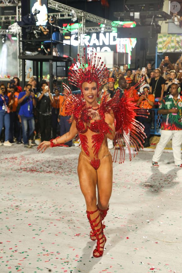 Virgínia Fonseca retirou o costeiro nos minutos finais do desfile