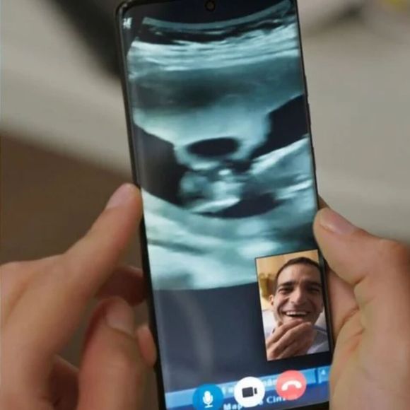 Globo deixa Afonso (Humberto Carrão) com 'três mãos' ao segurar celular para ver ultrassom de Solange (Alice Wegmann) em 'Vale Tudo'