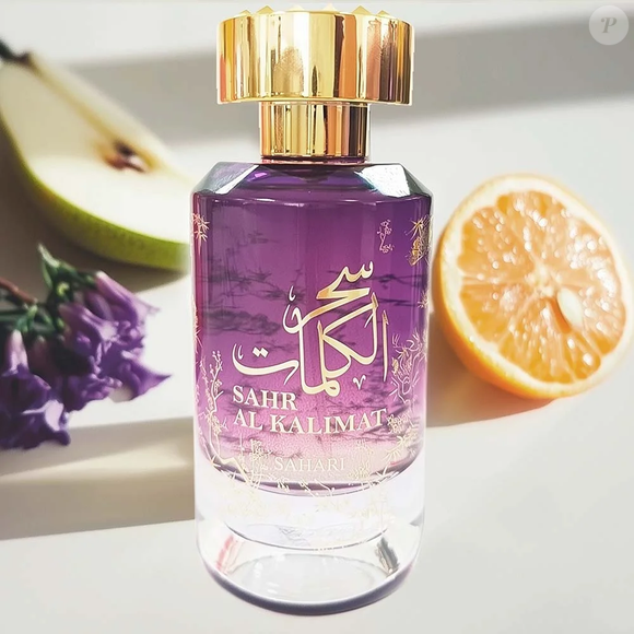 Com notas de flores brancas, frutas e ingredientes adocicados, o Sahr Al Kalimat, da Sahari, aposta em uma composição que transita entre o frescor cítrico e um fundo envolvente. Classificado como oriental floral feminino, o perfume reúne jasmim-sambac, pera, flor de laranjeira, baunilha e âmbar