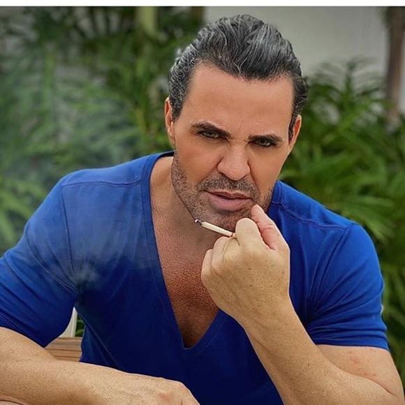 Neste clique, os traços de Eduardo Costa aparecem bem definidos, indicando uma mudança radical em sua aparência