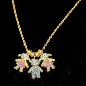 Na joia está representado o cantor sertanejo Leonardo, além de seus netos.