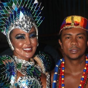 Xamã posou para fotos na Sapucaí com Gardênia Cavalcanti, musa da Grande Rio
