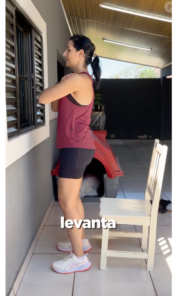 O segundo nível é o agachamento, também sentando na cadeira, mas sem apoio das mãos