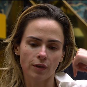 "Escutei minha mãe falando comigo hoje, Juliano. Ela falou que estava comigo, só isso. Faz mais de 30 anos que não vejo nada dela, e hoje ela falou comigo", disse Ana Paula, emocionada