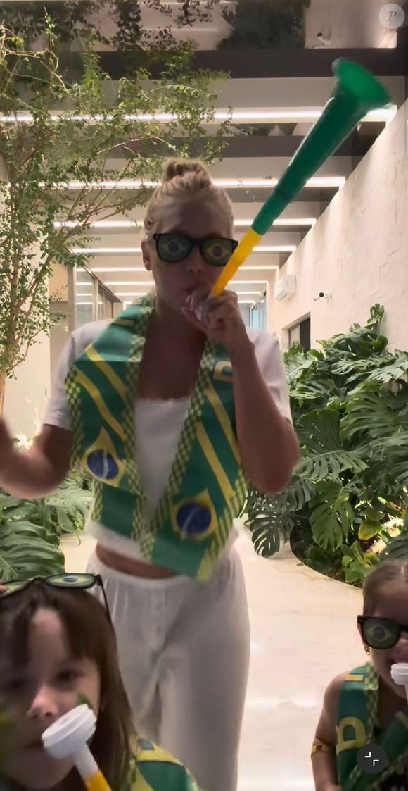 Para quem não quer investir em roupas verdes e amarelas, Virgínia Fonseca mostrou que é possível aderir ao brasilcore de forma elegante ao usar um look de linho branco combinado com acessórios temáticos, como echarpe, óculos e vuvuzela em verde e amarelo. Uma proposta perfeita para torcer com estilo na Copa do Mundo de 2026