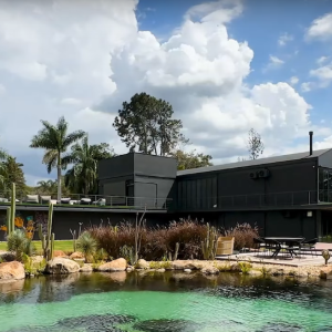 À venda por R$ 30 milhões, mansão de Filipe Titto tem lago artificial