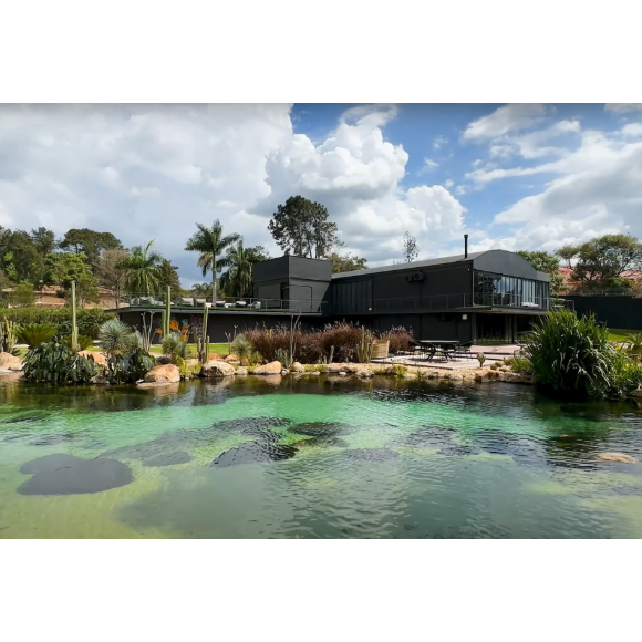 À venda por R$ 30 milhões, mansão de Filipe Titto tem lago artificial