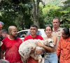 Anitta chora ao reencontrar cachorro que sumiu no Natal; pet se escondeu embaixo da nova mansão por medo dos fogos