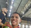 Aos 18 anos, medalhista de ouro enfrenta dificuldades sem patrocínio e pede ajuda no sinal por um motivo nobre; conheça Ronald Ferreira