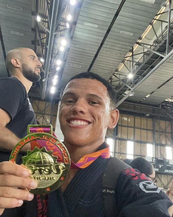 Aos 18 anos, medalhista de ouro enfrenta dificuldades sem patrocínio e pede ajuda no sinal por um motivo nobre; conheça Ronald Ferreira