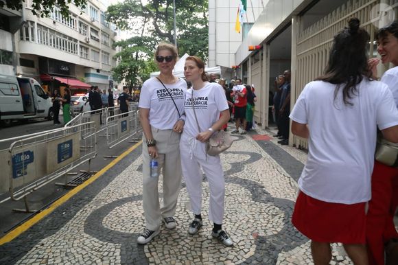 Letícia Colin no Ato Musical pela Democracia, em Copacabana