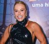 Mulher de Leonardo, Poliana Rocha elegeu fenda poderosa para prestigiar marido em show que marca os 40 anos de carreira do cantor