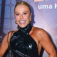 Mulher de Leonardo e mãe de Zé Felipe, Poliana Rocha elege fenda poderosa em look all black para show histórico do marido. Fotos!