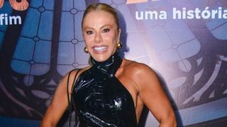 Mulher de Leonardo e mãe de Zé Felipe, Poliana Rocha elege fenda poderosa em look all black para show histórico do marido. Fotos!