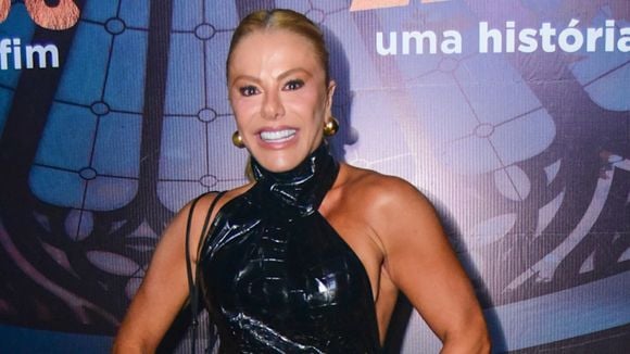 Mulher de Leonardo e mãe de Zé Felipe, Poliana Rocha elege fenda poderosa em look all black para show histórico do marido. Fotos!