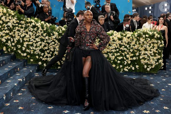 Melhor amiga de Ariana Grande no filme 'Wicked', Cynthia Erivo esbanjou poder e luxo no blue carpet do MET Gala 2025