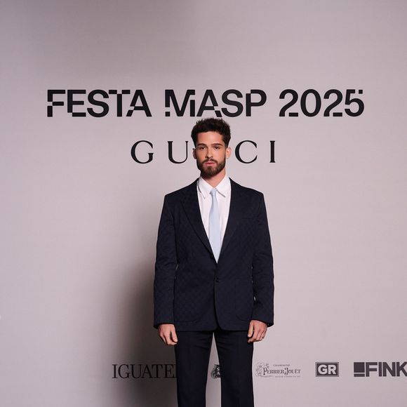 João Guilherme usou terno sóbrio e elegante para o mesmo evento