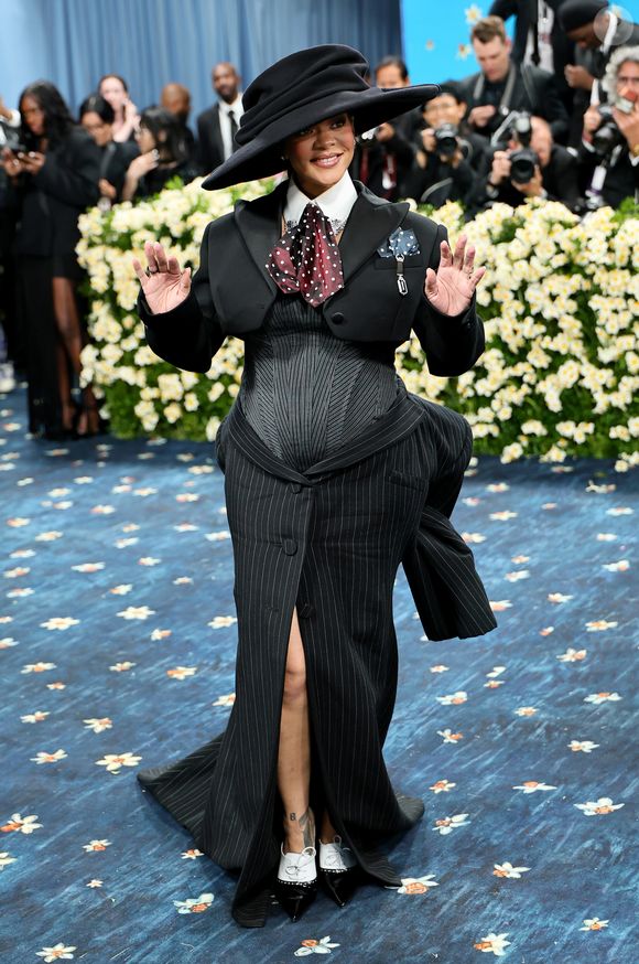 Grávida do terceiro filho, Rihanna transforma o red carpet em passarela de empoderamento e estilo irreverente