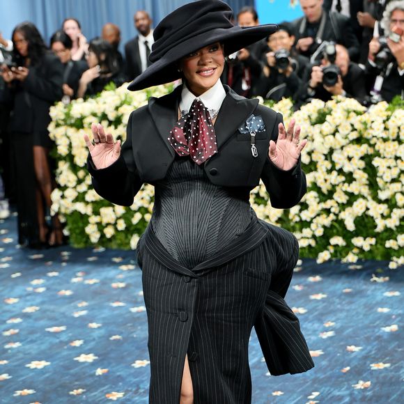 Grávida do terceiro filho, Rihanna transforma o red carpet em passarela de empoderamento e estilo irreverente