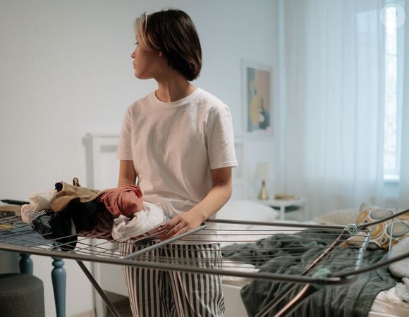 Essa disposição das roupas no varal permite que o ar circule melhor ao redor das peças, fazendo com que a umidade evapore com mais facilidade