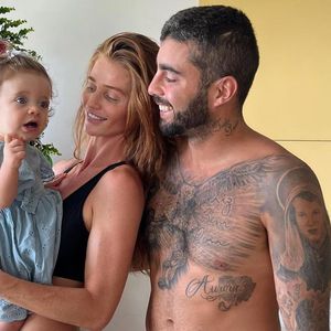 Cintia Dicker não confirmou inicialmente os rumores de separação de Pedro Scooby. Segundo informações da coluna de Lucas Pasin, do Metrópoles, a modelo preferiu que o surfista se manifestasse primeiro e, em conversa com a Quem, declarou: 'As especulações a gente deixa para lá'