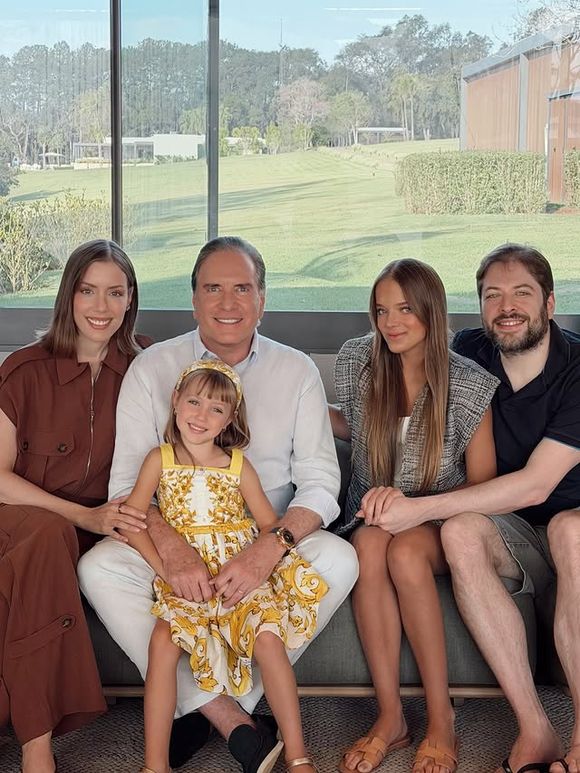 Rafaella e Fabiana Justus são filhas de Roberto Justus, assim como Ricardo, Luiza (que não está nesta foto) e a caçula Vicky