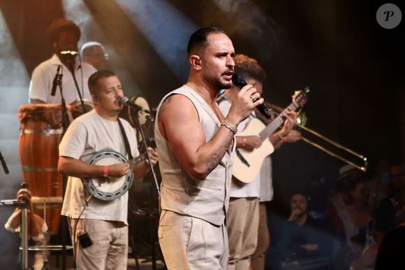 Diogo Nogueira negou ter retomado o namoro com Paolla Oliveira: 'Não voltamos, não. A gente se respeita e se ama como pessoas. Nossa relação é super maravilhosa!' - na foto, cantor se apresenta em tradicional feijoada do Rede Windsor Hoteis