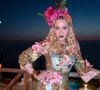 Madonna comemorou o aniversário de 68 anos com uma produção da Dolce&Gabbana, escolhendo um vestido azul que ganhou destaque pelas flores rosas e pelos detalhes dourados