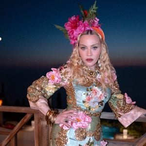 Madonna comemorou o aniversário de 68 anos com uma produção da Dolce&Gabbana, escolhendo um vestido azul que ganhou destaque pelas flores rosas e pelos detalhes dourados