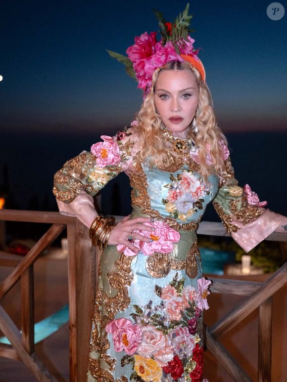 Madonna comemorou o aniversário de 68 anos com uma produção da Dolce&Gabbana, escolhendo um vestido azul que ganhou destaque pelas flores rosas e pelos detalhes dourados