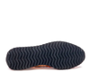 A palmilha macia é uma das características destacadas do New Balance 471 Feminino Laranja. Segundo a descrição do produto, o componente proporciona um ajuste confortável aos pés, enquanto o solado resistente foi desenvolvido para oferecer estabilidade e segurança durante as caminhadas