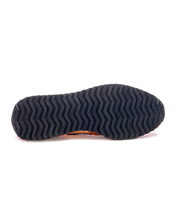 A palmilha macia é uma das características destacadas do New Balance 471 Feminino Laranja. Segundo a descrição do produto, o componente proporciona um ajuste confortável aos pés, enquanto o solado resistente foi desenvolvido para oferecer estabilidade e segurança durante as caminhadas